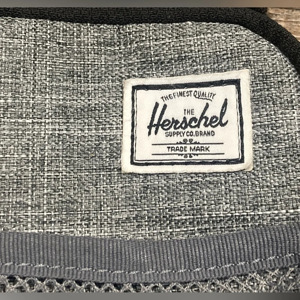 The Herschel Supply Company Sinclair Small Crossbody Bag Light Grey